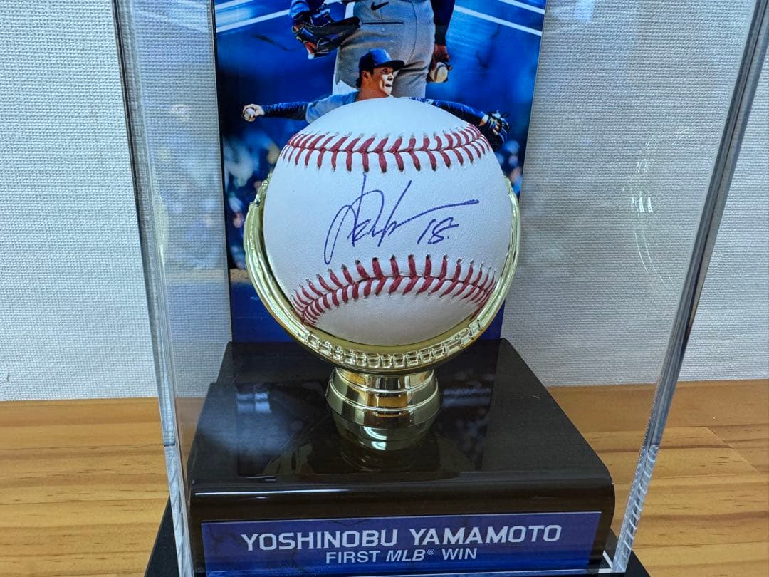 MLB　初勝利記念 ドジャース 山本由伸投手 直筆サインボール 特製展示ケース付