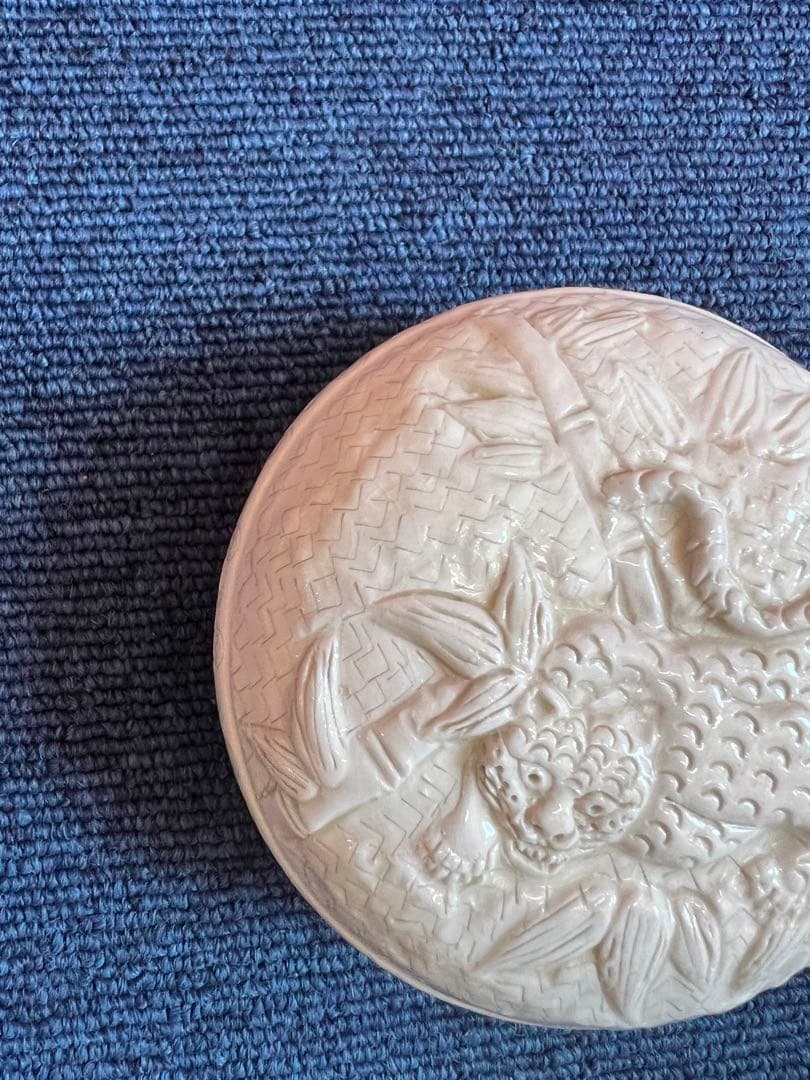 853  茶道具　平戸焼　十五代中里茂右衛門造　白磁　虎　香合　未使用