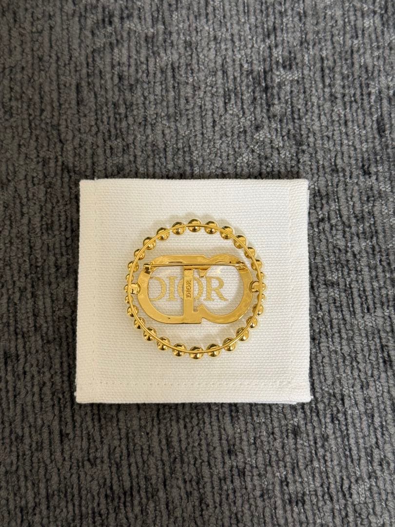 dior CDロゴ パールブローチ