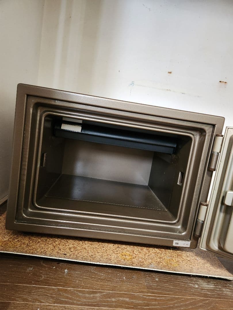 Eiko 金庫 鍵付き、4枚ダイヤル式 収納力抜群