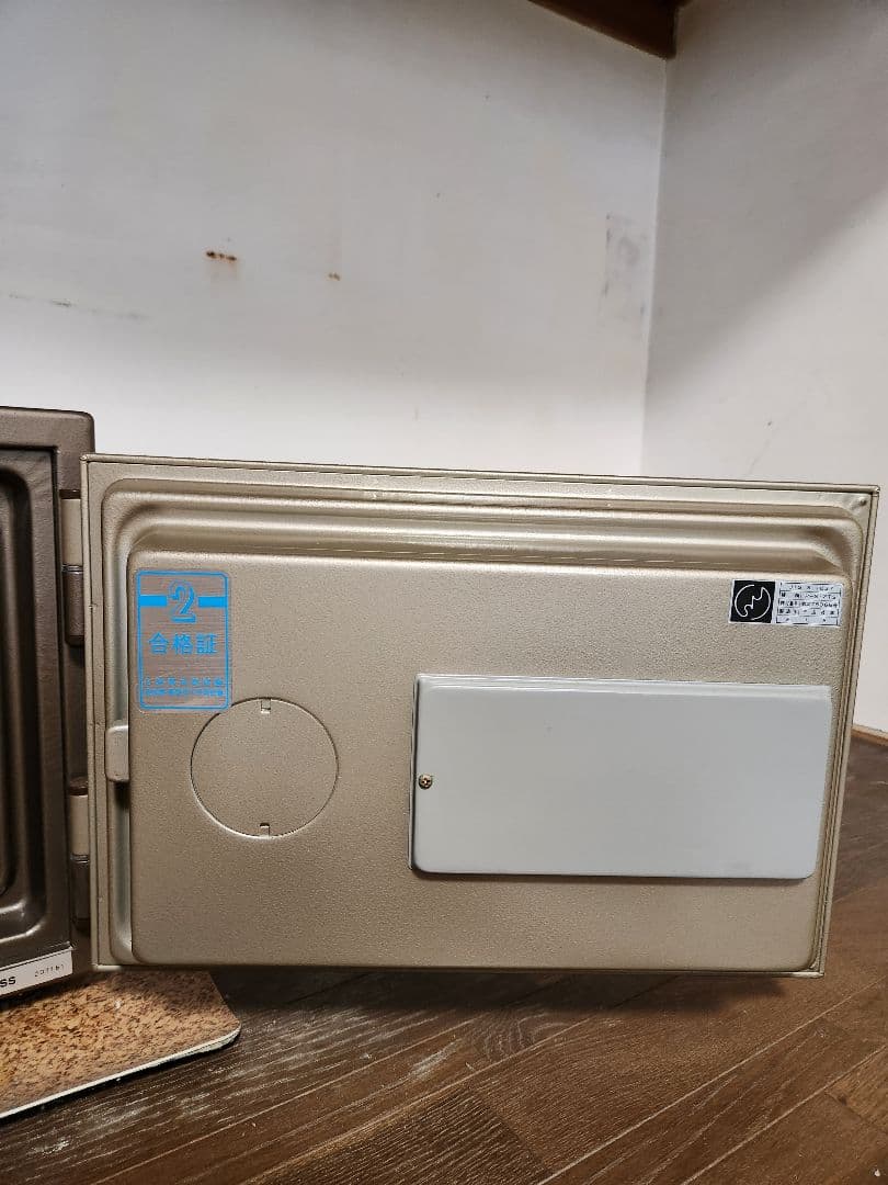 Eiko 金庫 鍵付き、4枚ダイヤル式 収納力抜群