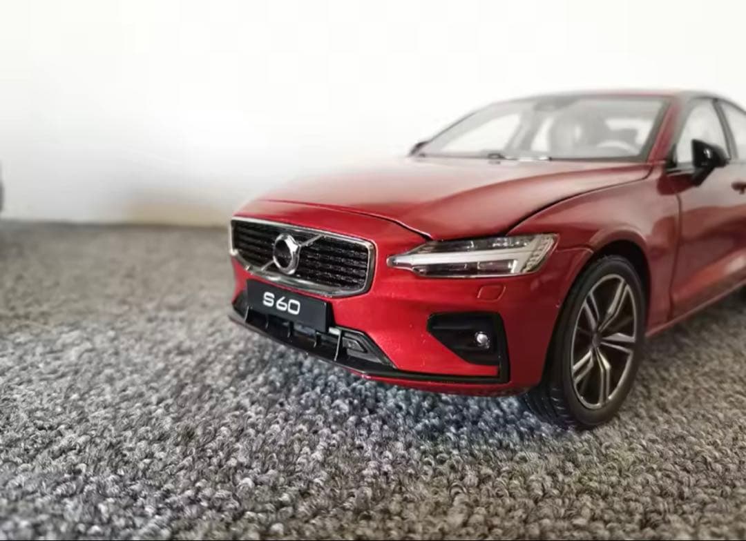 Volvo S60 1/18スケールモデルミニカー