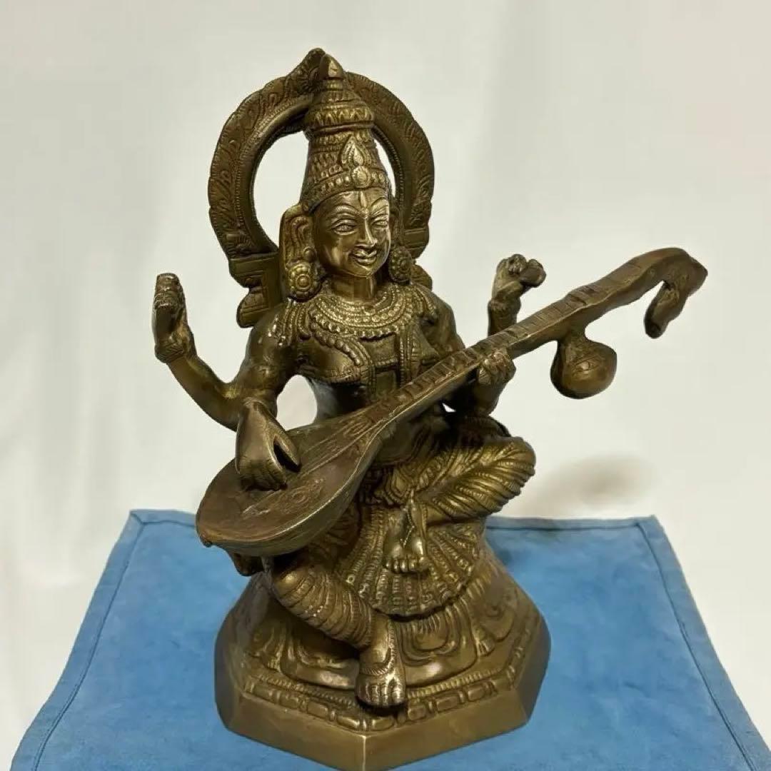 真鍮製サラスワティ知識の女神。最も美しく輝く顔を持つ