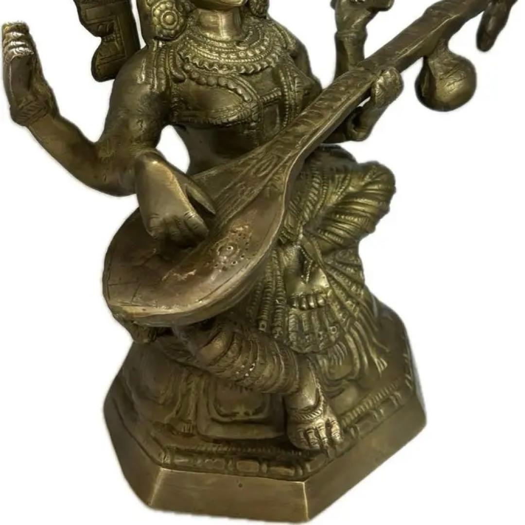 真鍮製サラスワティ知識の女神。最も美しく輝く顔を持つ