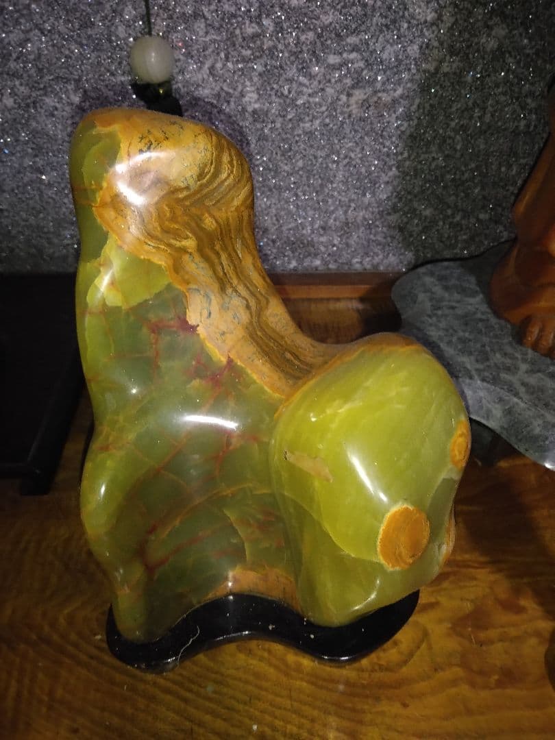 動物形の石彫刻（緑・オレンジ）