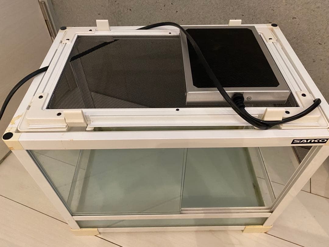 SANKO Pantheon White レオパードゲッコウ　暖突付き水槽