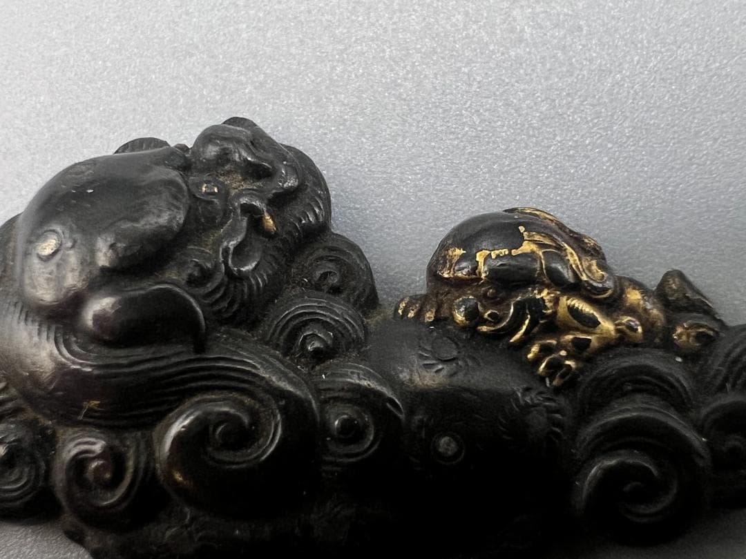 【海】江戸明治金工　獅子親子図　金目　手彫　金具　銅製鍍金　骨董品　箱付