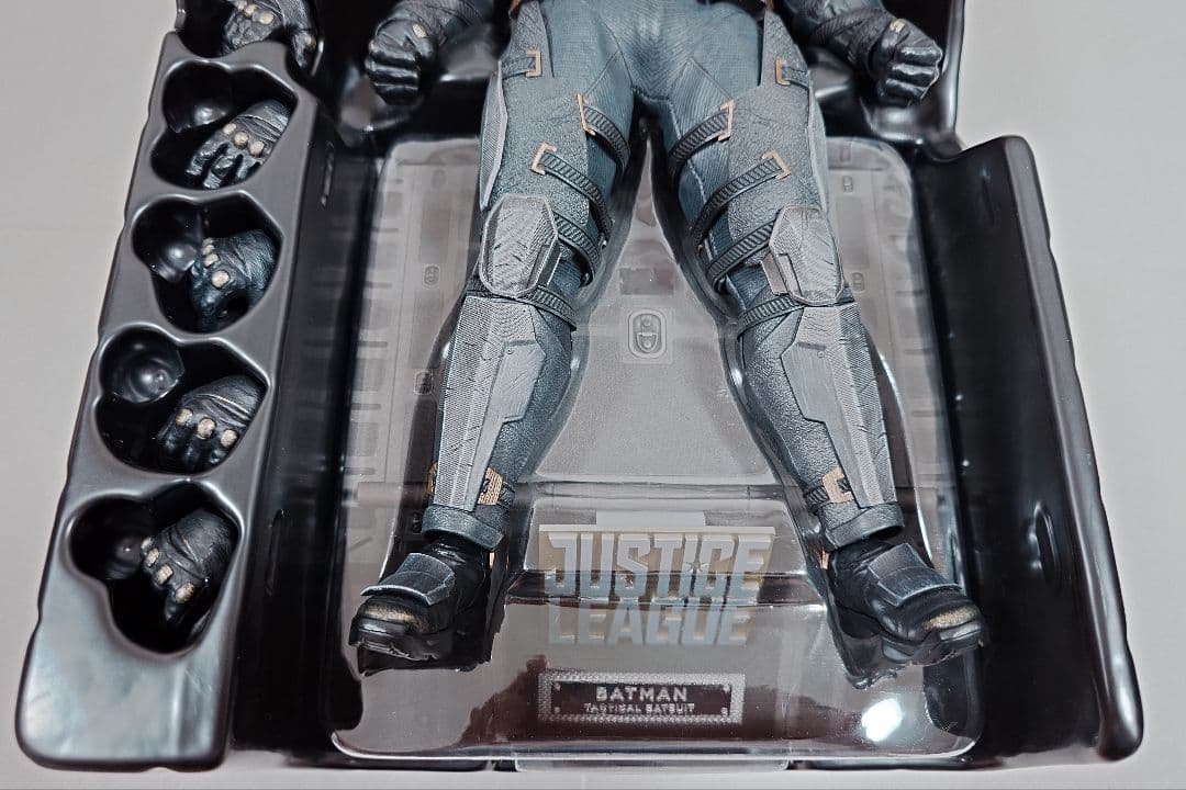 【ホットトイズ】バットマン タクティカル・バットスーツ ボーナスアクセサリー付き