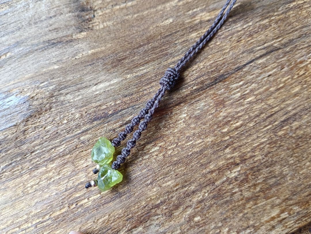 『森の賢者が見守る泉』　天然メノウ石のマクラメネックレス