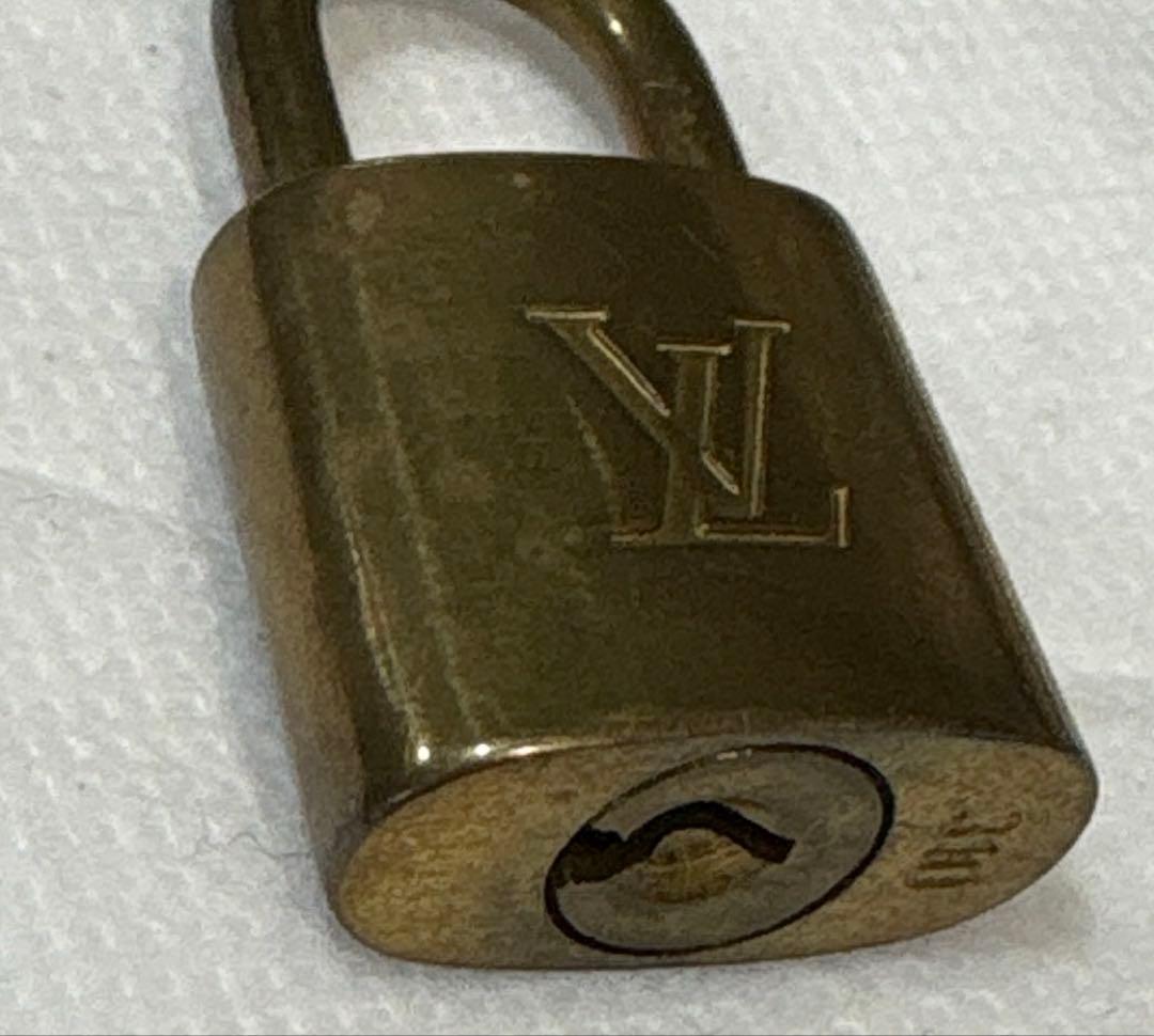 ルイ・ヴィトン　ゴールドのパドロック南京錠x鍵set USED