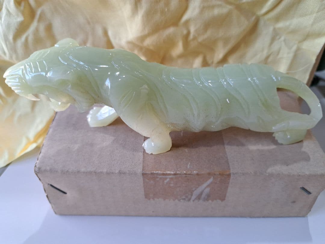 翡翠の虎の彫刻 約15cm