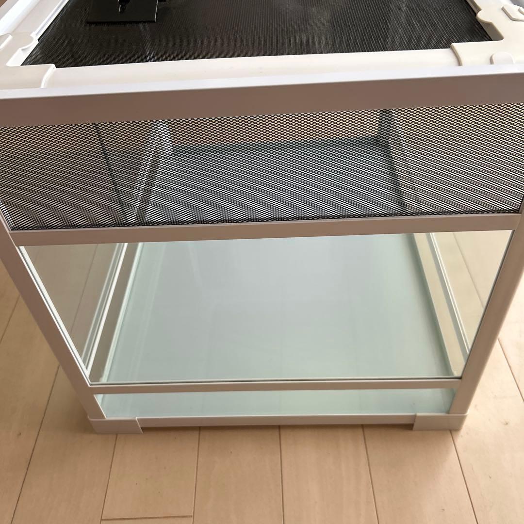 爬虫類飼育ケージ　ガラス製の飼育ケージ、メッシュ蓋付き　流木のおまけ付き❗️