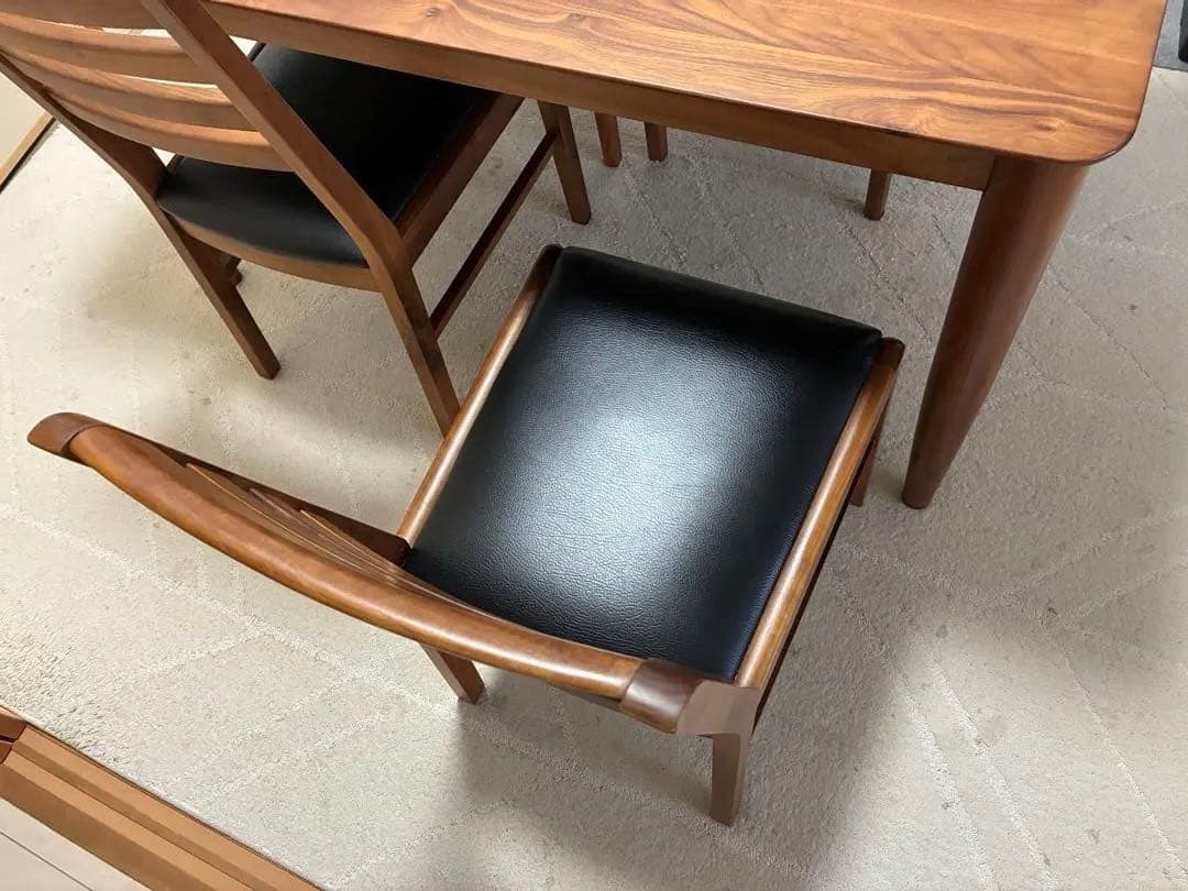 木製テーブルと4脚の椅子セット　ダイニングテーブル