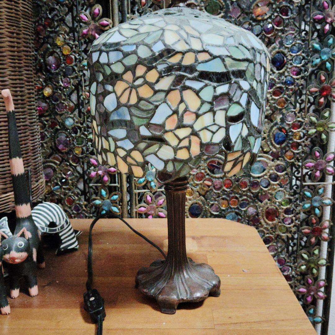 ステンドグラス テーブルランプ 花模様　重厚感あり凄い出来です。