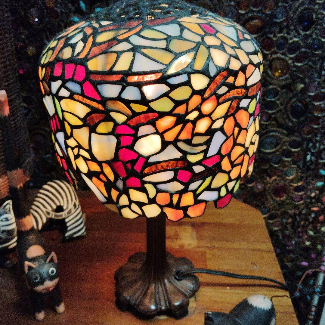 ステンドグラス テーブルランプ 花模様　重厚感あり凄い出来です。