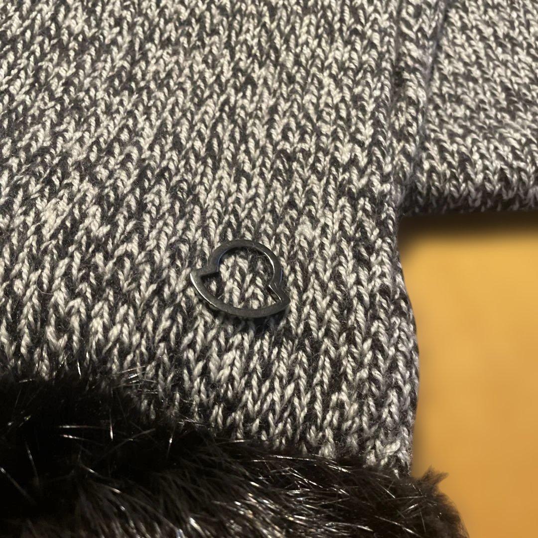 モンクレールファー付きグレーと黒のマフラー