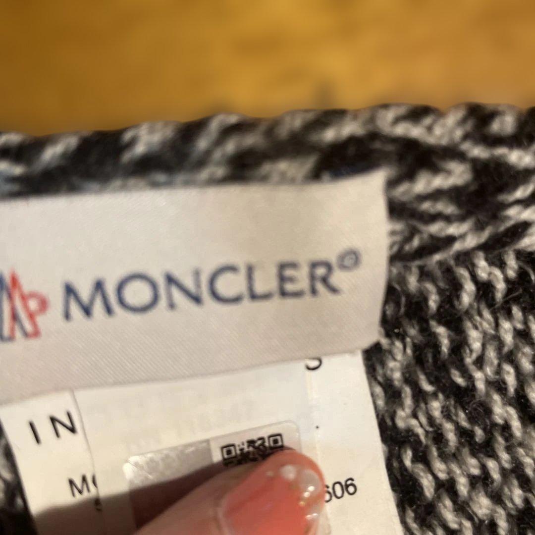 モンクレールファー付きグレーと黒のマフラー