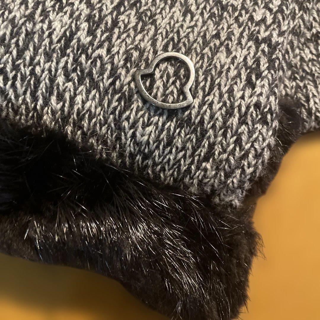 モンクレールファー付きグレーと黒のマフラー