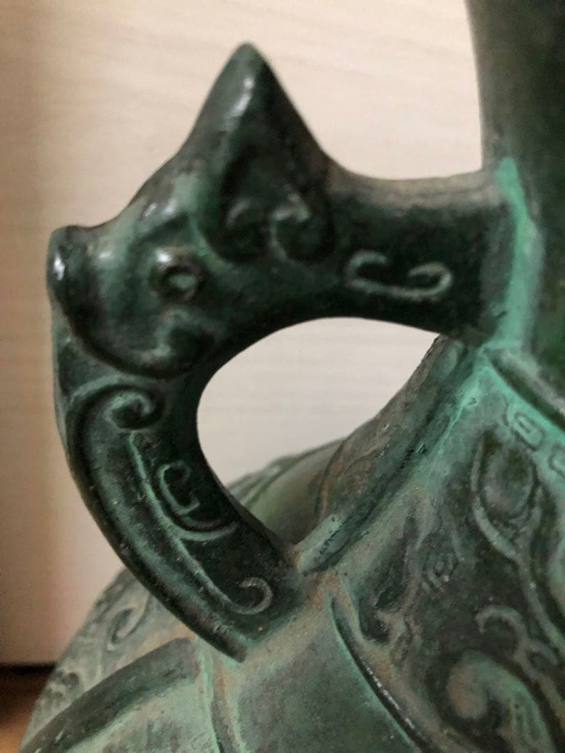 アンティーク、彫刻模様の緑色金属製壺