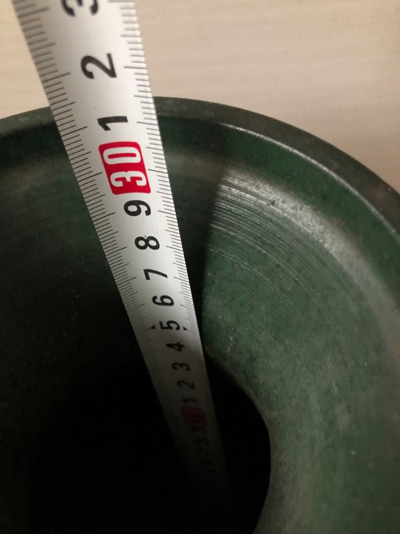 アンティーク、彫刻模様の緑色金属製壺