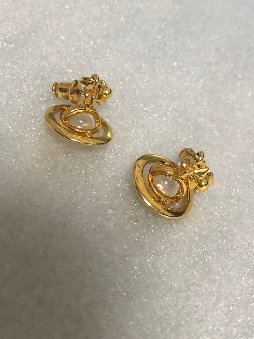 ヴィヴィアンウエストウッド　ピアス　オーブ　ゴールド色