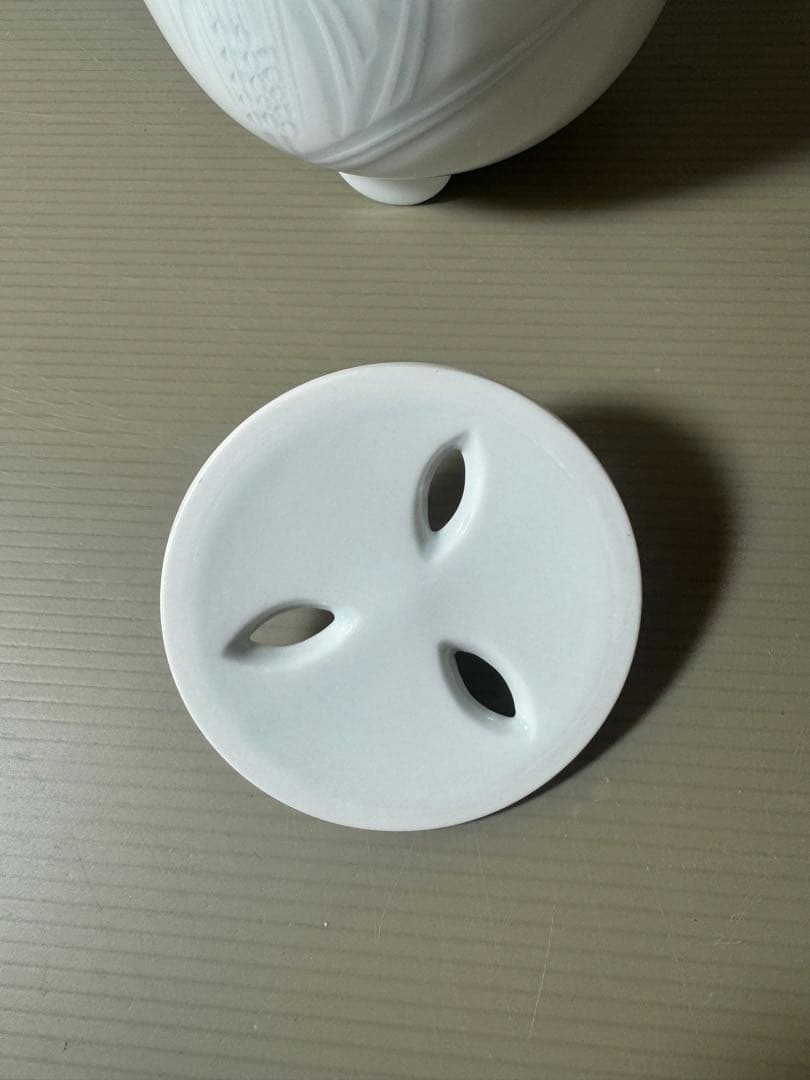 2366  【人間国宝】【井上萬二】白磁染麦彫文　香炉　未使用