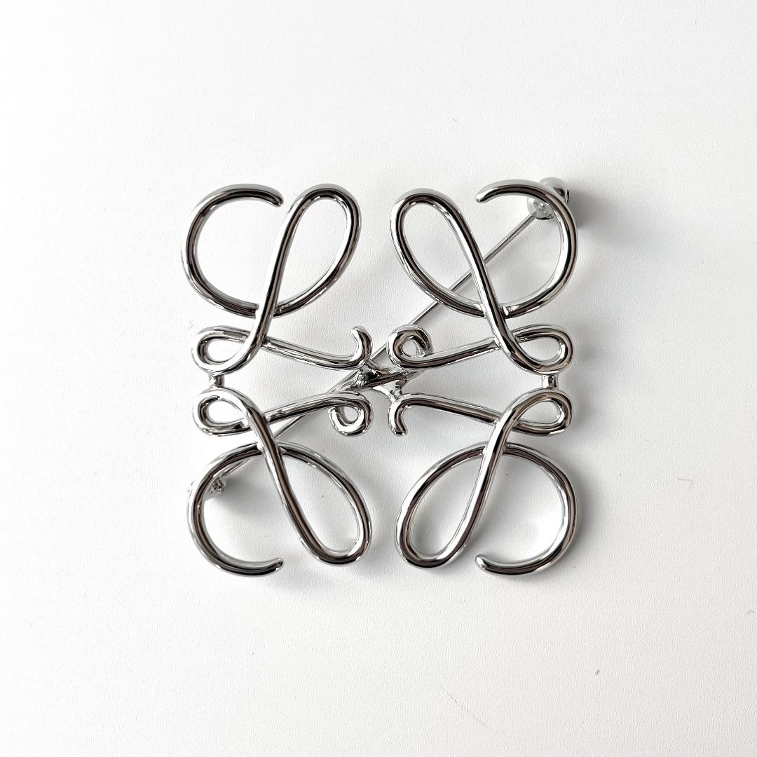 現行モデル 美品 ロエベ アナグラム ブローチ パラジウム シルバー メタル