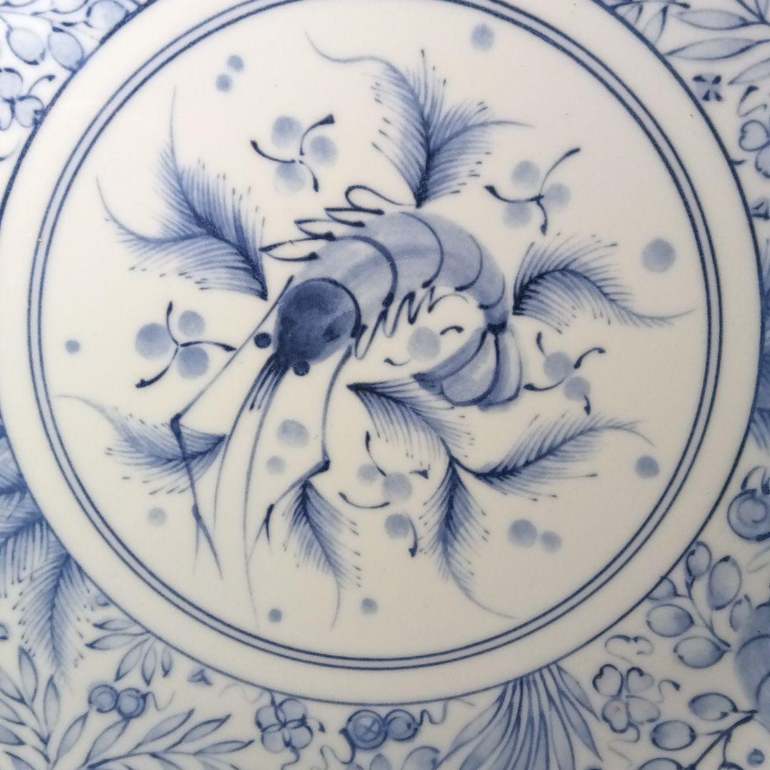 青白いエビ模様の飾皿