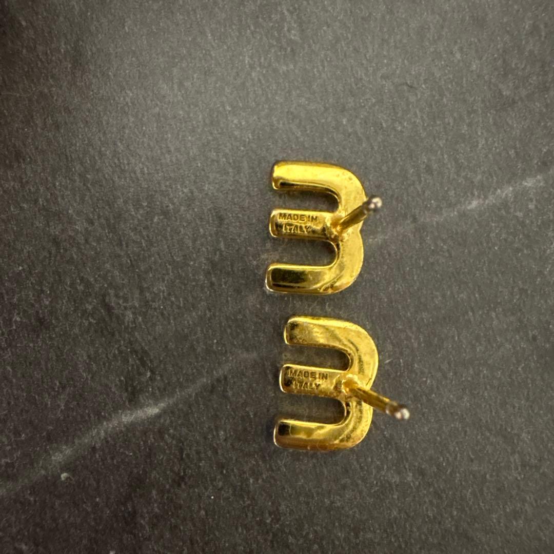 miumiuメタルピアス