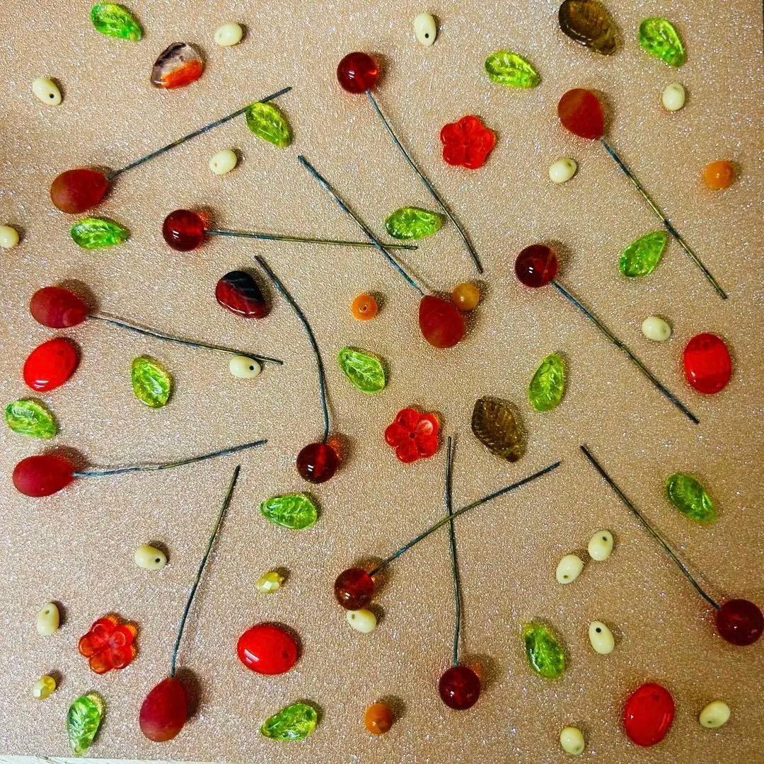 souフランスアンティーク　可愛らしい枝付きガラスパーツ　希少　赤系