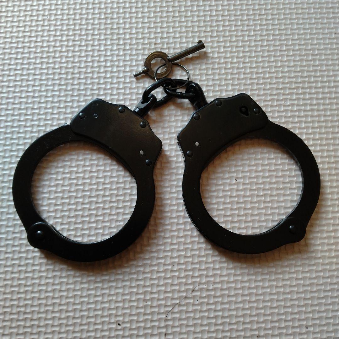 黒い金属製手錠 鍵付き