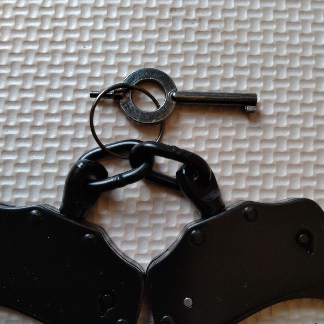 黒い金属製手錠 鍵付き