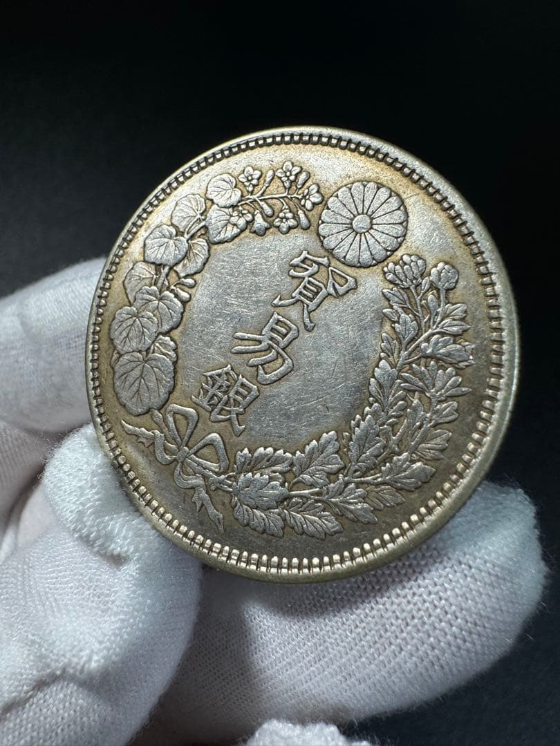 貿易銀　明治八年　菊紋・竜　一圓銀貨