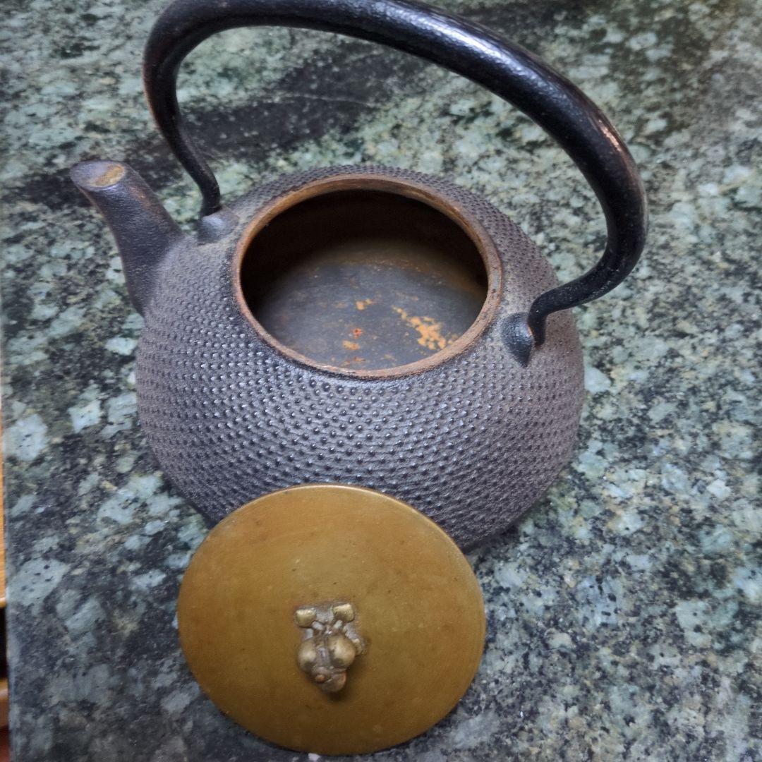 鉄製の鉄瓶 真鍮製の蓋付き
