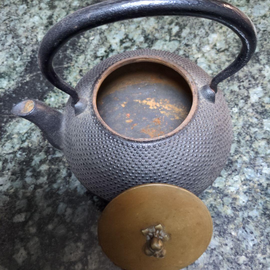 鉄製の鉄瓶 真鍮製の蓋付き