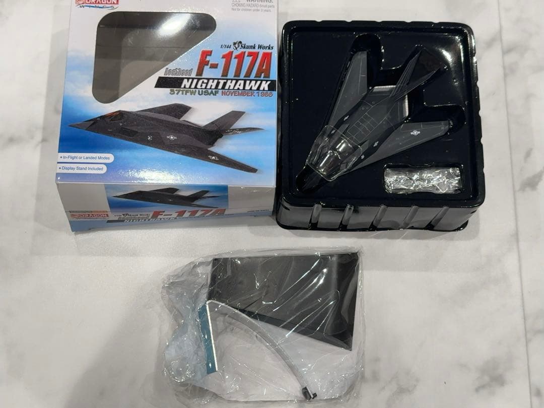 F117ステルス攻撃機(82-0806)　被撃墜機破片？ 1/144 模型付き