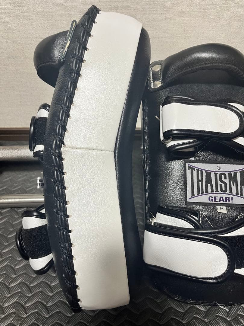 【美品】ISAMI イサミ 湾曲型キックミット 黒/白 2個セット