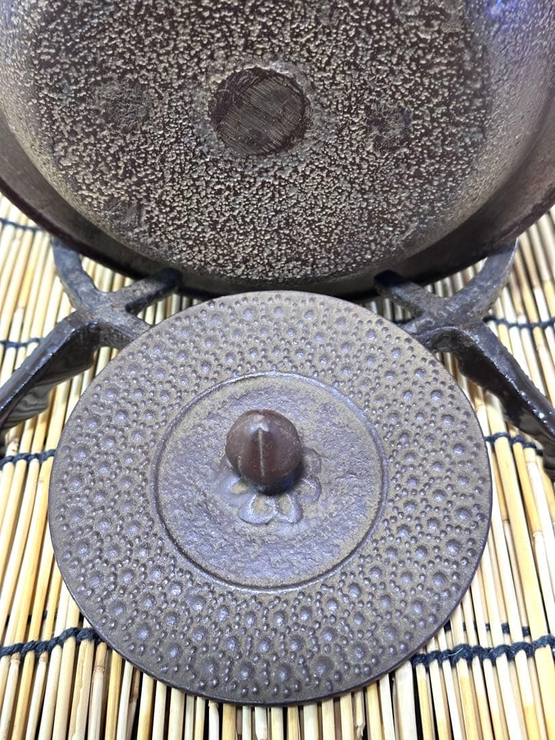 未使用品、タグ付　南部三厳堂　１５型　九重亀甲文様南部鉄瓶　南部鉄器　鉄瓶