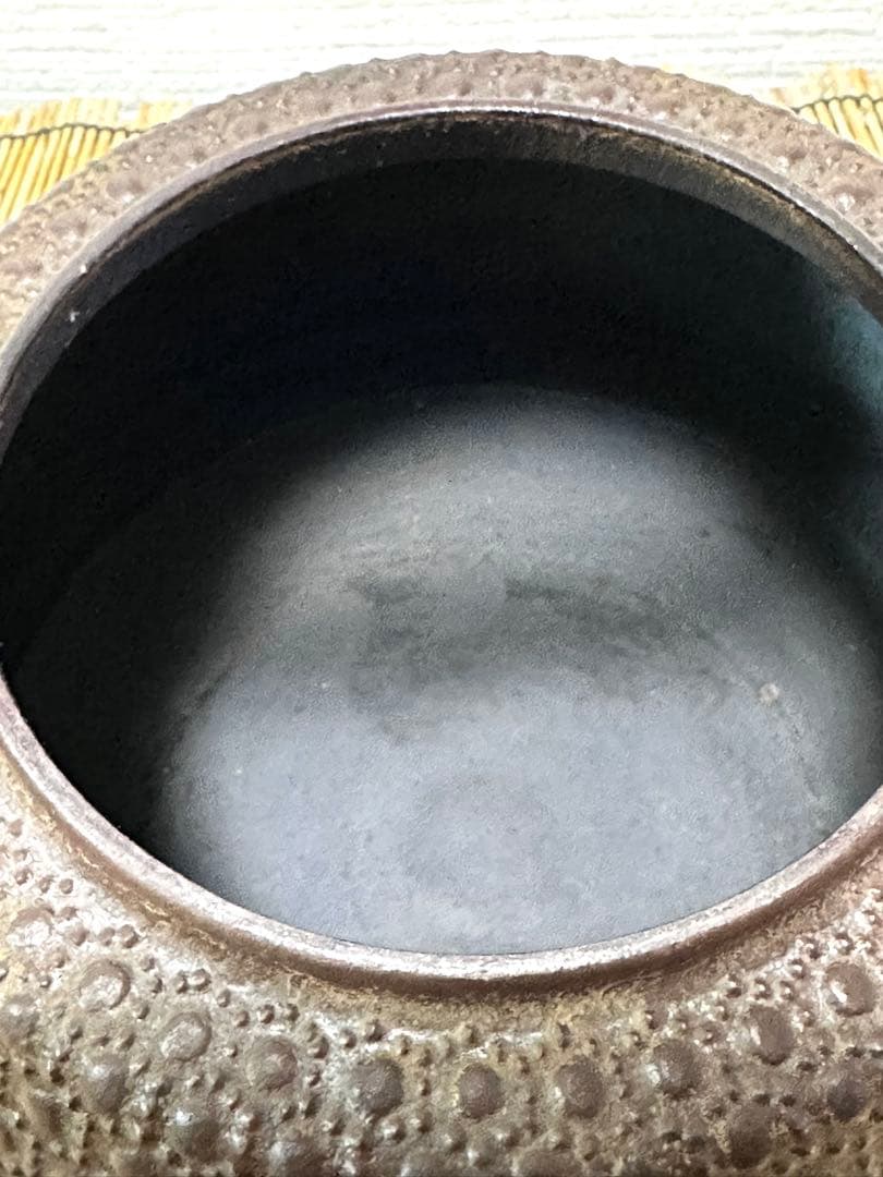 未使用品、タグ付　南部三厳堂　１５型　九重亀甲文様南部鉄瓶　南部鉄器　鉄瓶