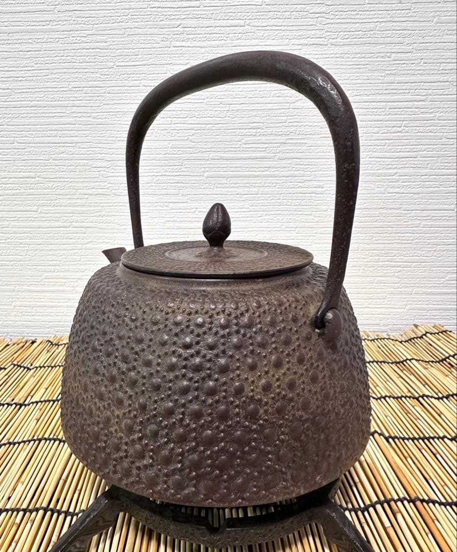 未使用品、タグ付　南部三厳堂　１５型　九重亀甲文様南部鉄瓶　南部鉄器　鉄瓶