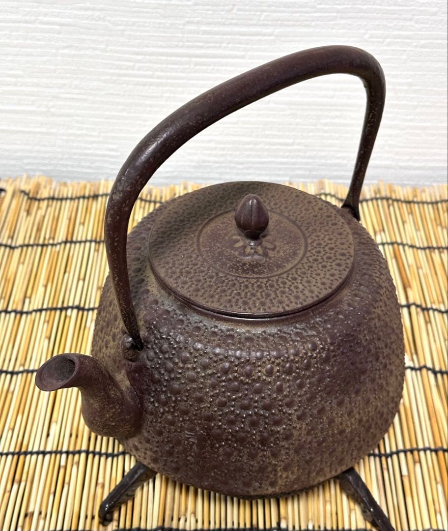 未使用品、タグ付　南部三厳堂　１５型　九重亀甲文様南部鉄瓶　南部鉄器　鉄瓶