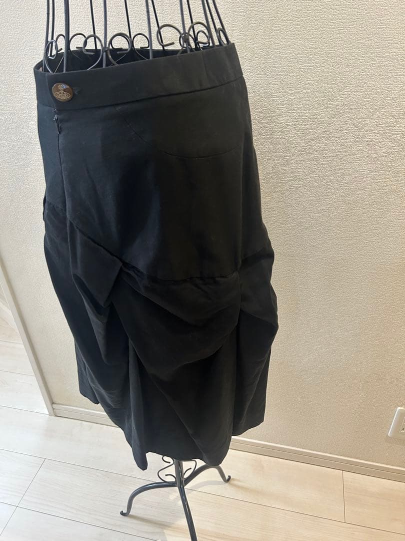 ⭐︎美品⭐︎ヴィヴィアンウエストウッド　タック入り黒フレアスカート　かわいい　個性的