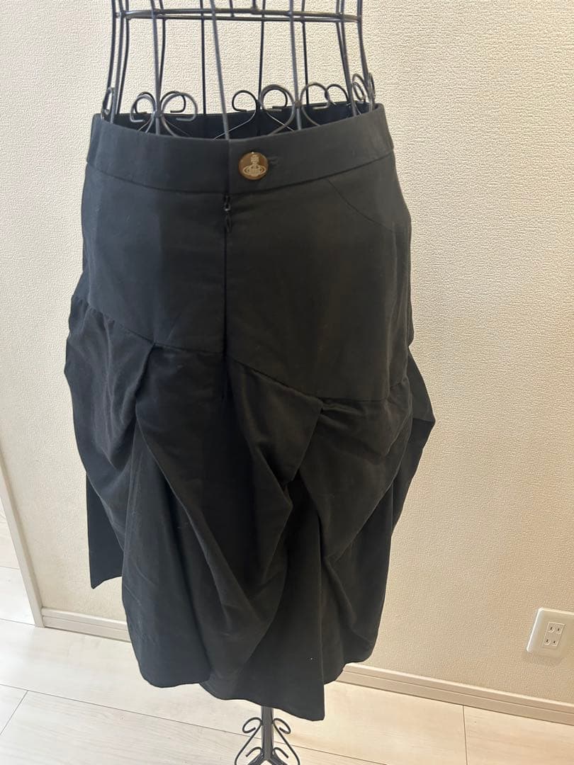 ⭐︎美品⭐︎ヴィヴィアンウエストウッド　タック入り黒フレアスカート　かわいい　個性的