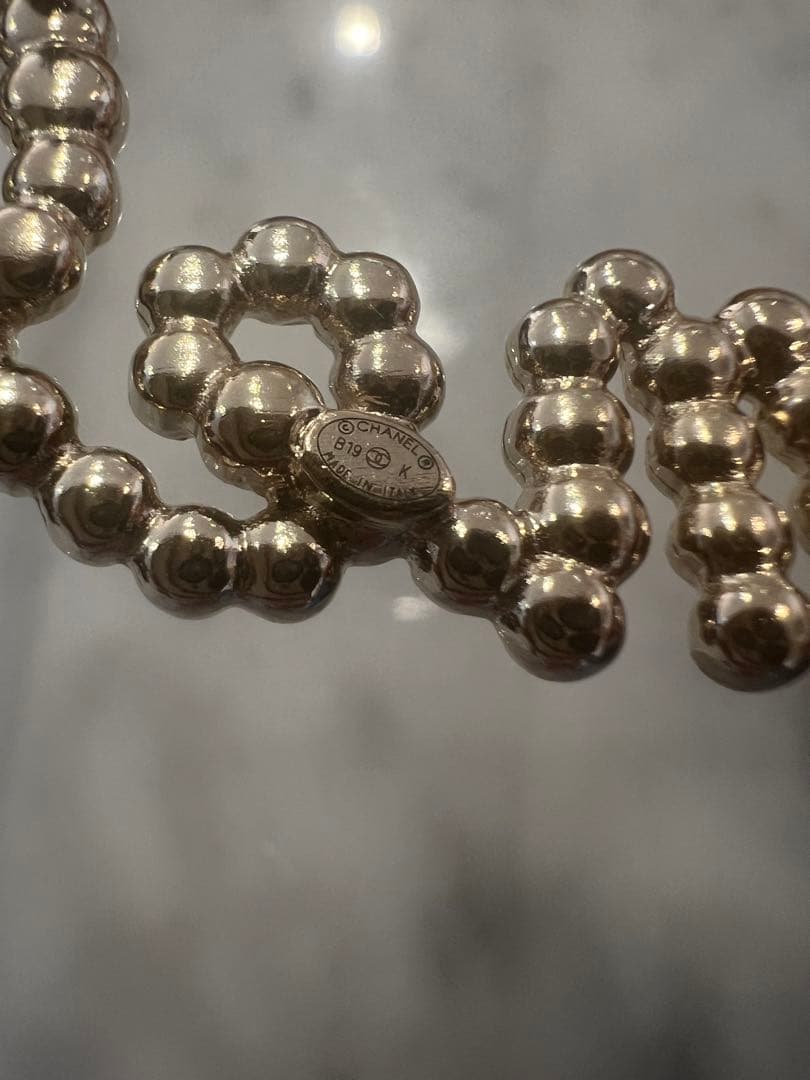 CHANEL パールとクリスタルロゴ型ブローチ