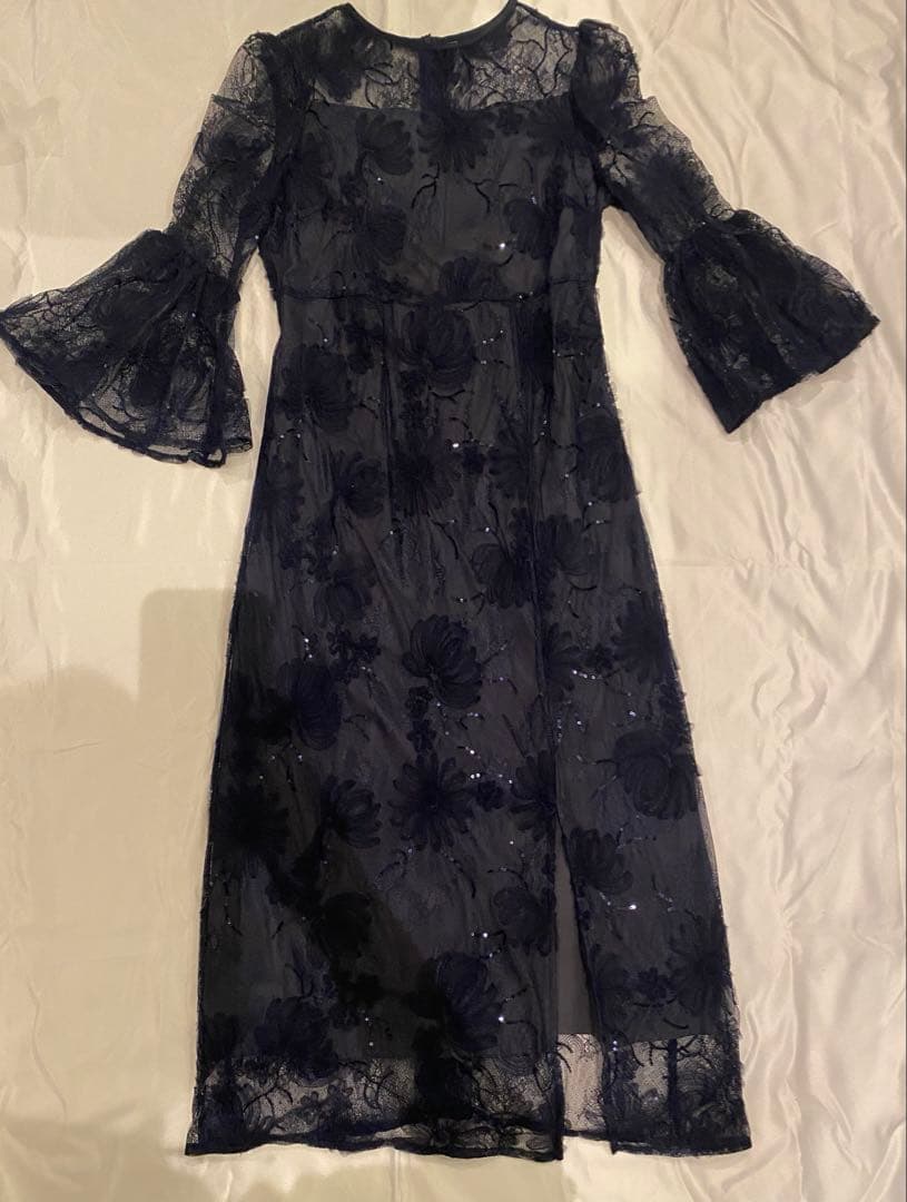 【LEJA】スパンコール刺しゅうレースフレアスリーブスリット入りワンピース