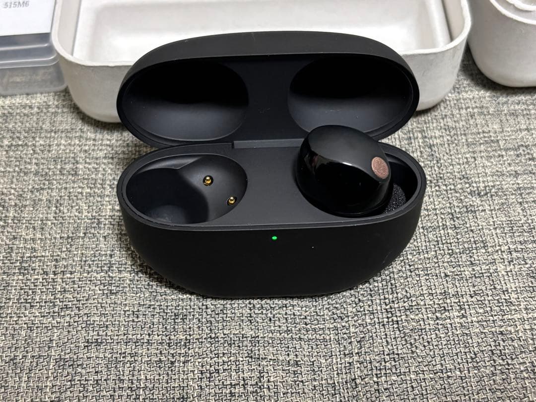 SONY WF-1000XM5 ケースと右耳イヤホン