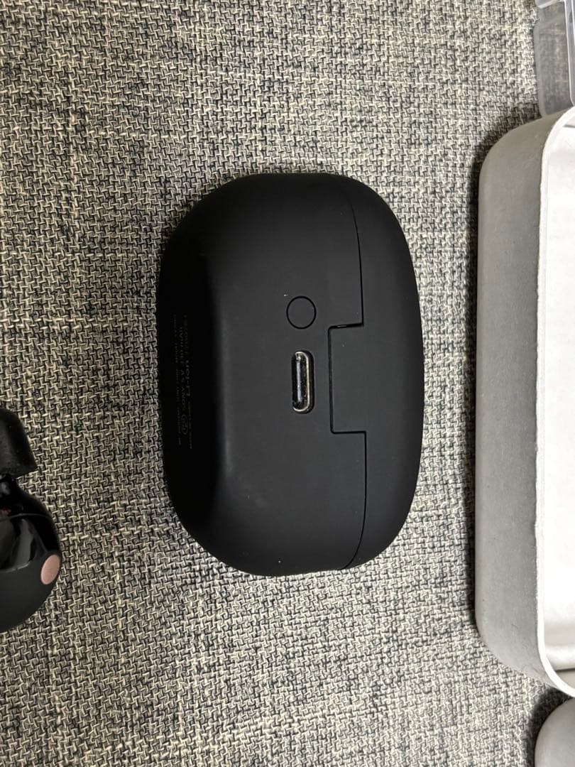 SONY WF-1000XM5 ケースと右耳イヤホン