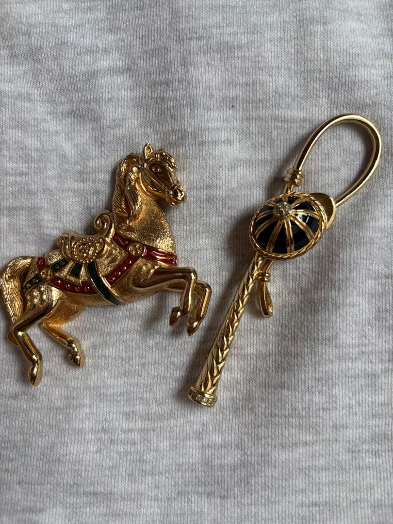 grosse 馬と鍵のデザインブローチ