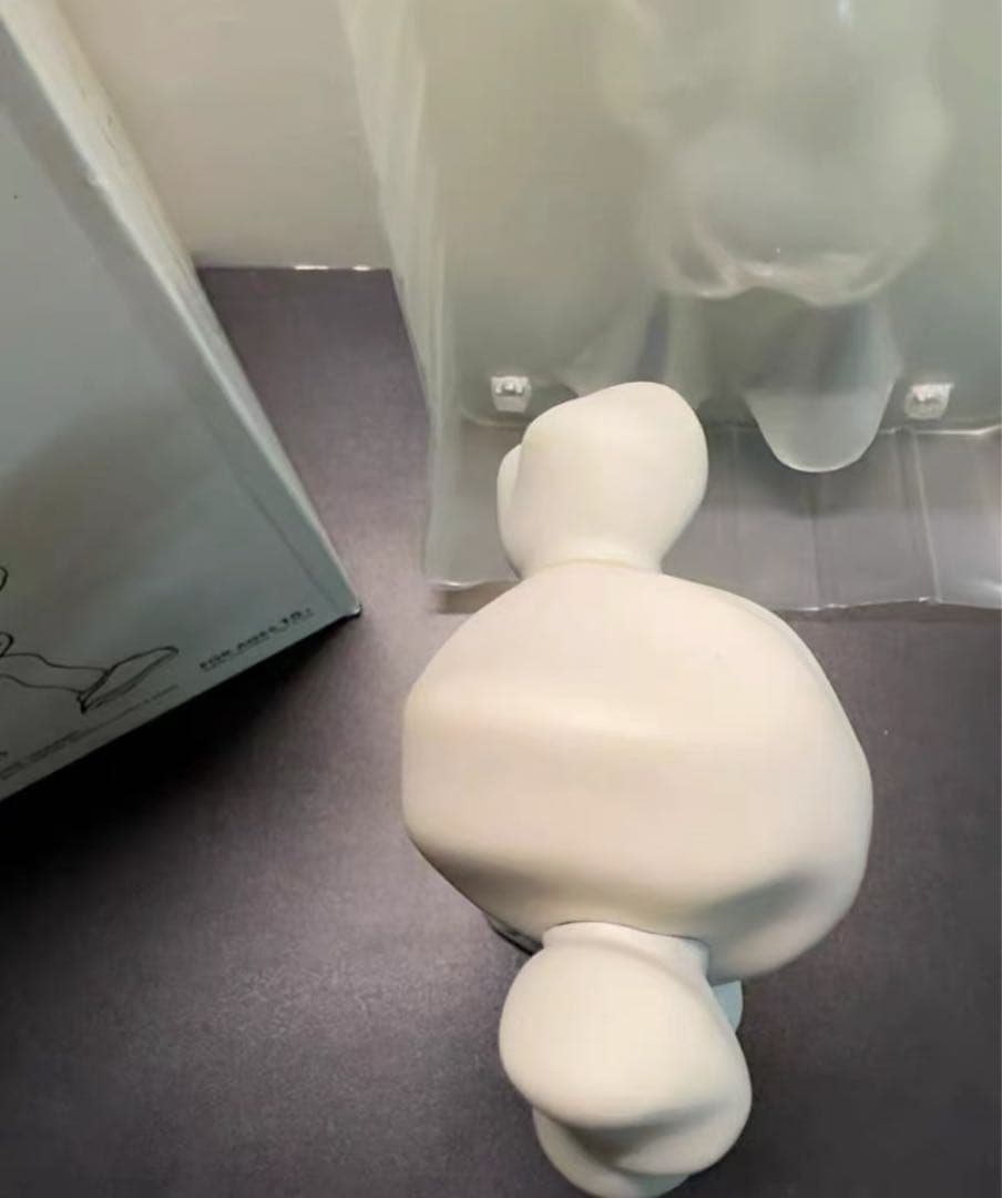 KAWSのROBERT LAZZARINIバージョンのCOMPANIONフ