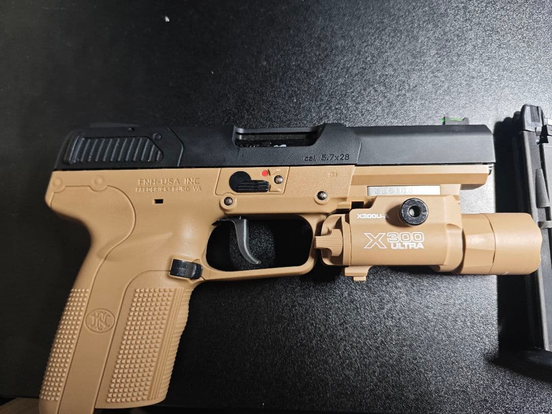 FN-5-7 タンカラー ガスガン X300 ULTRA付き